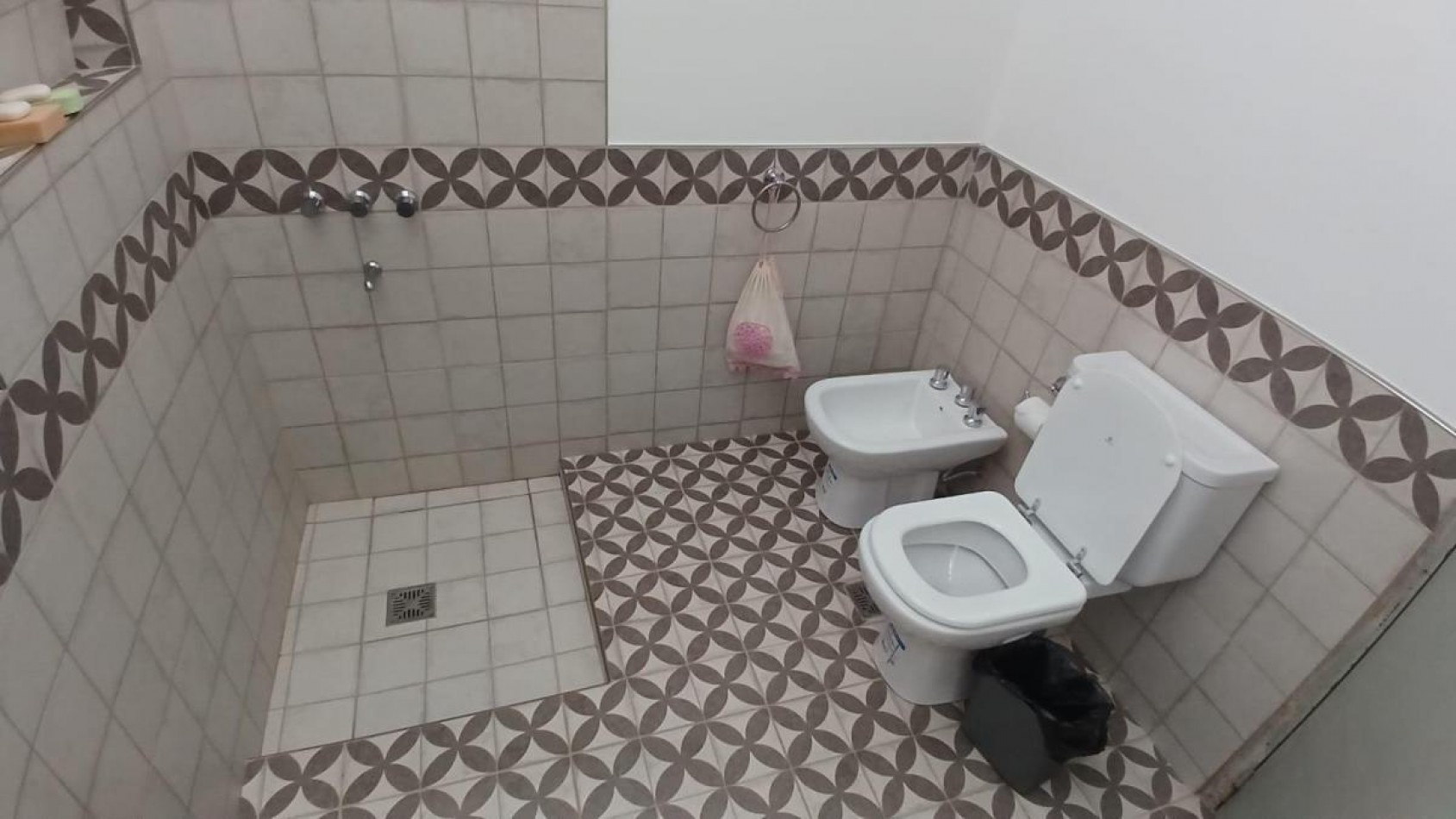IDEAL INVERSOR - CASA A RECICLAR 3 DORM. GARAJE DOBLE - PATIO - A MTS DE AV. ARMADA ARGENTINA
