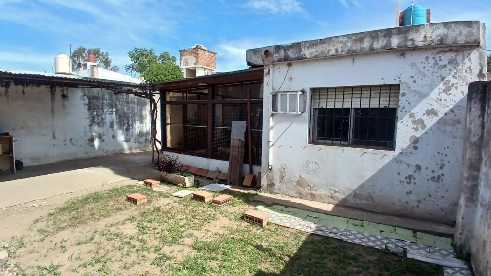 IDEAL INVERSOR - CASA A RECICLAR 3 DORM. GARAJE DOBLE - PATIO - A MTS DE AV. ARMADA ARGENTINA
