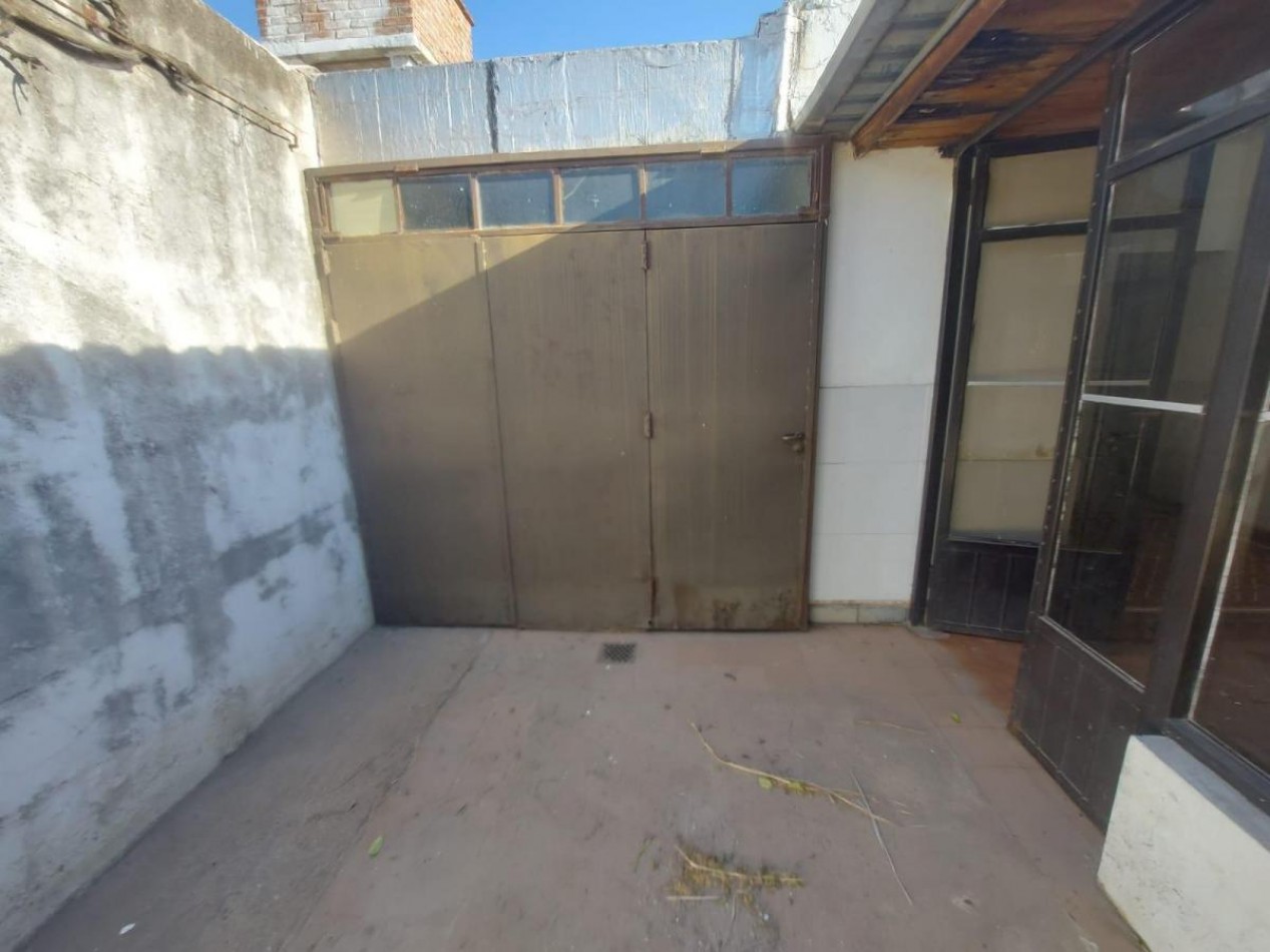 IDEAL INVERSOR - CASA A RECICLAR 3 DORM. GARAJE DOBLE - PATIO - A MTS DE AV. ARMADA ARGENTINA