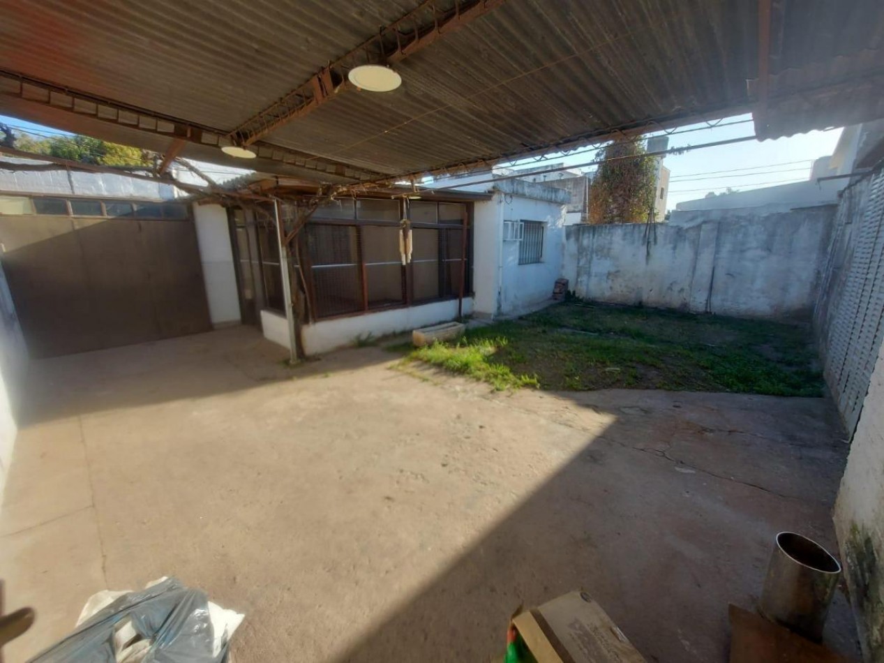 IDEAL INVERSOR - CASA A RECICLAR 3 DORM. GARAJE DOBLE - PATIO - A MTS DE AV. ARMADA ARGENTINA