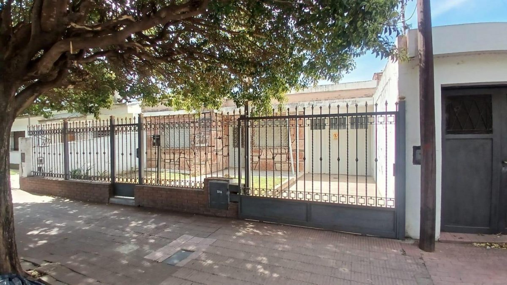 IDEAL INVERSOR - CASA A RECICLAR 3 DORM. GARAJE DOBLE - PATIO - A MTS DE AV. ARMADA ARGENTINA