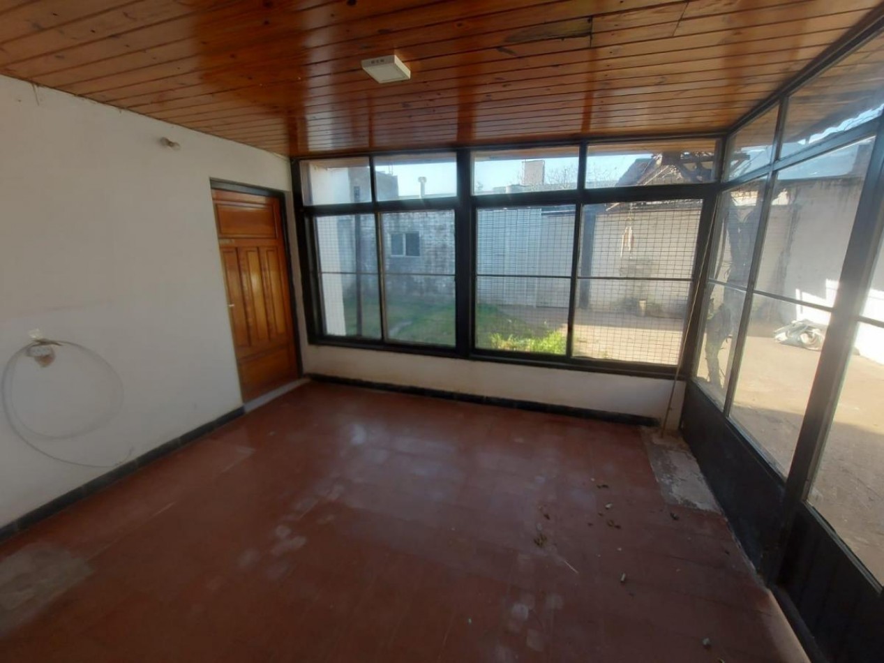 IDEAL INVERSOR - CASA A RECICLAR 3 DORM. GARAJE DOBLE - PATIO - A MTS DE AV. ARMADA ARGENTINA