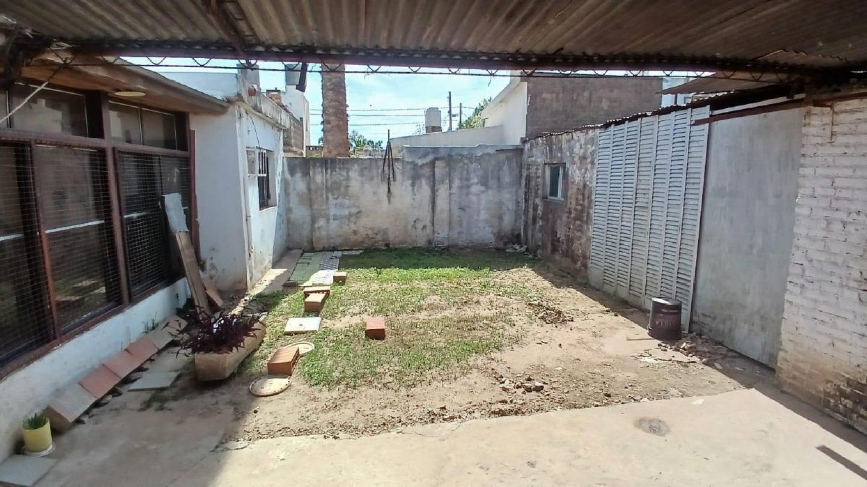 IDEAL INVERSOR - CASA A RECICLAR 3 DORM. GARAJE DOBLE - PATIO - A MTS DE AV. ARMADA ARGENTINA