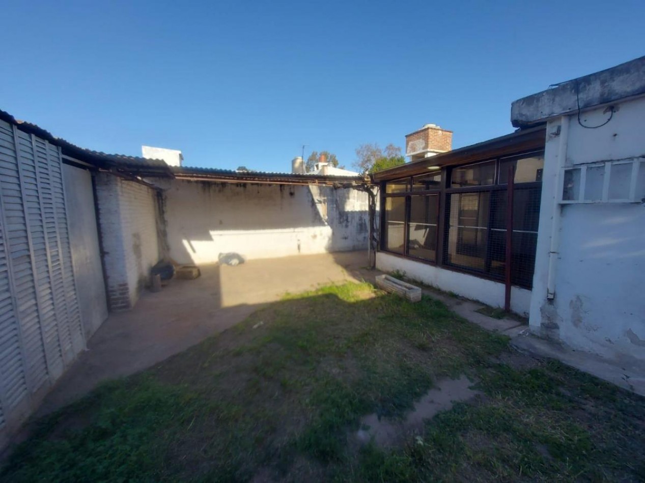 IDEAL INVERSOR - CASA A RECICLAR 3 DORM. GARAJE DOBLE - PATIO - A MTS DE AV. ARMADA ARGENTINA