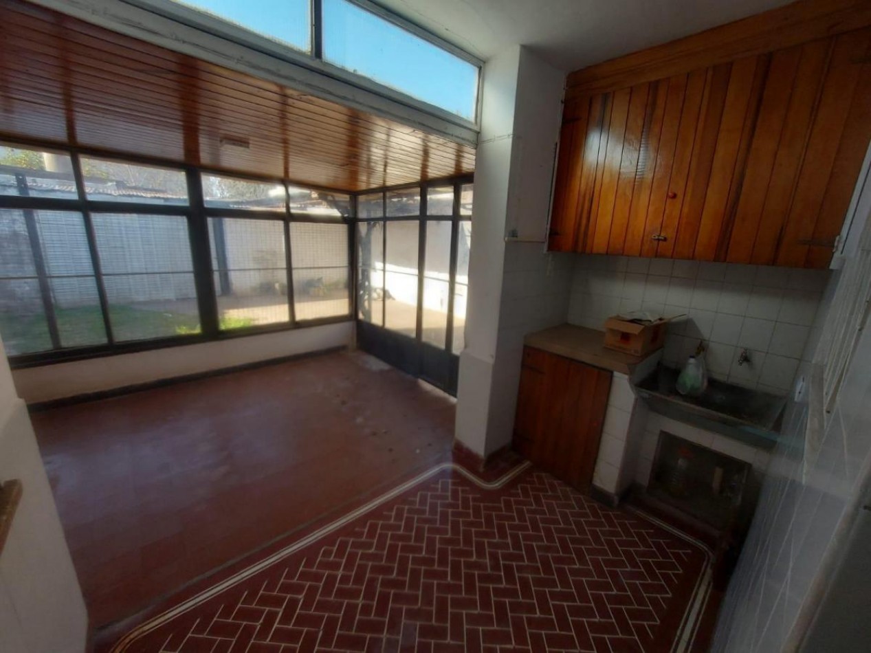 IDEAL INVERSOR - CASA A RECICLAR 3 DORM. GARAJE DOBLE - PATIO - A MTS DE AV. ARMADA ARGENTINA