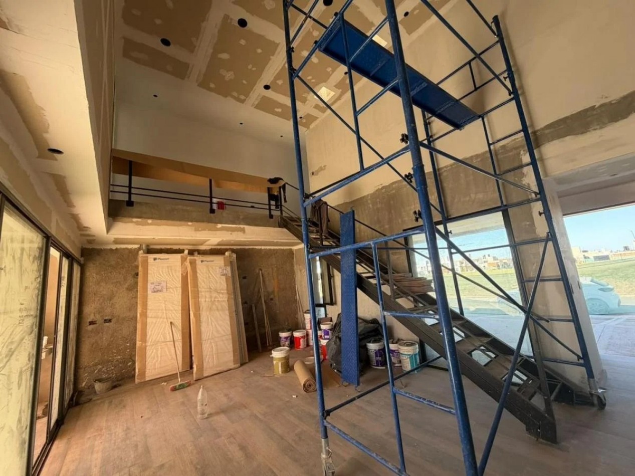 DUPLEX A ESTRENAR EN VENTA DE 140 M² - 2 DORMITORIOS + ESTUDIO - SUITE CON VESTIDOR - COCHERA DOBLE