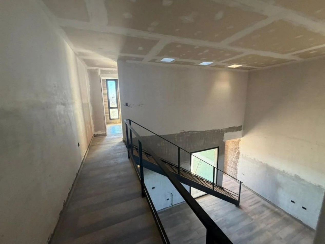 DUPLEX A ESTRENAR EN VENTA DE 140 M² - 2 DORMITORIOS + ESTUDIO - SUITE CON VESTIDOR - COCHERA DOBLE