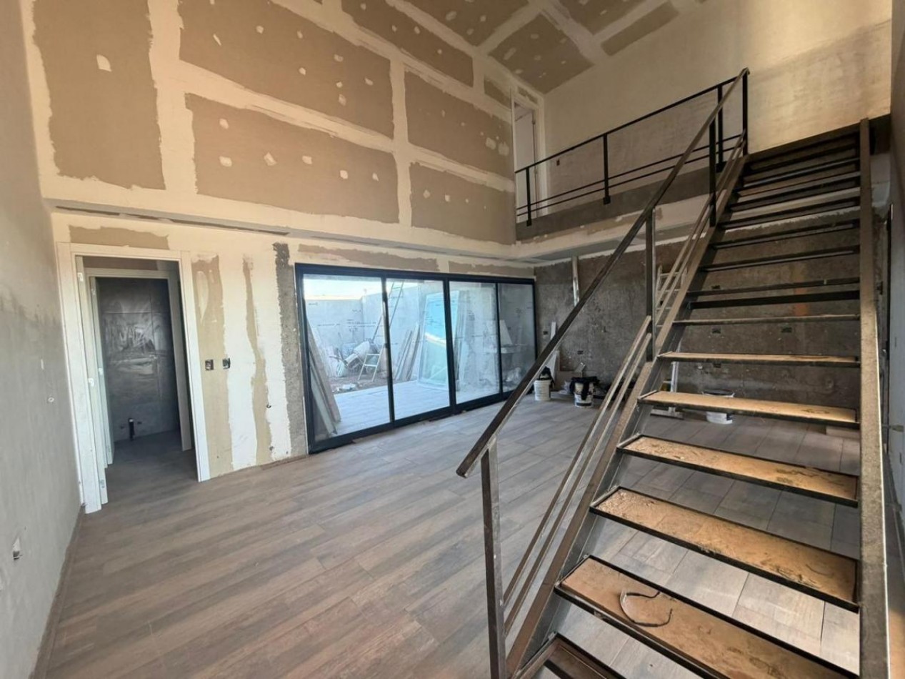 DUPLEX A ESTRENAR EN VENTA DE 140 M² - 2 DORMITORIOS + ESTUDIO - SUITE CON VESTIDOR - COCHERA DOBLE