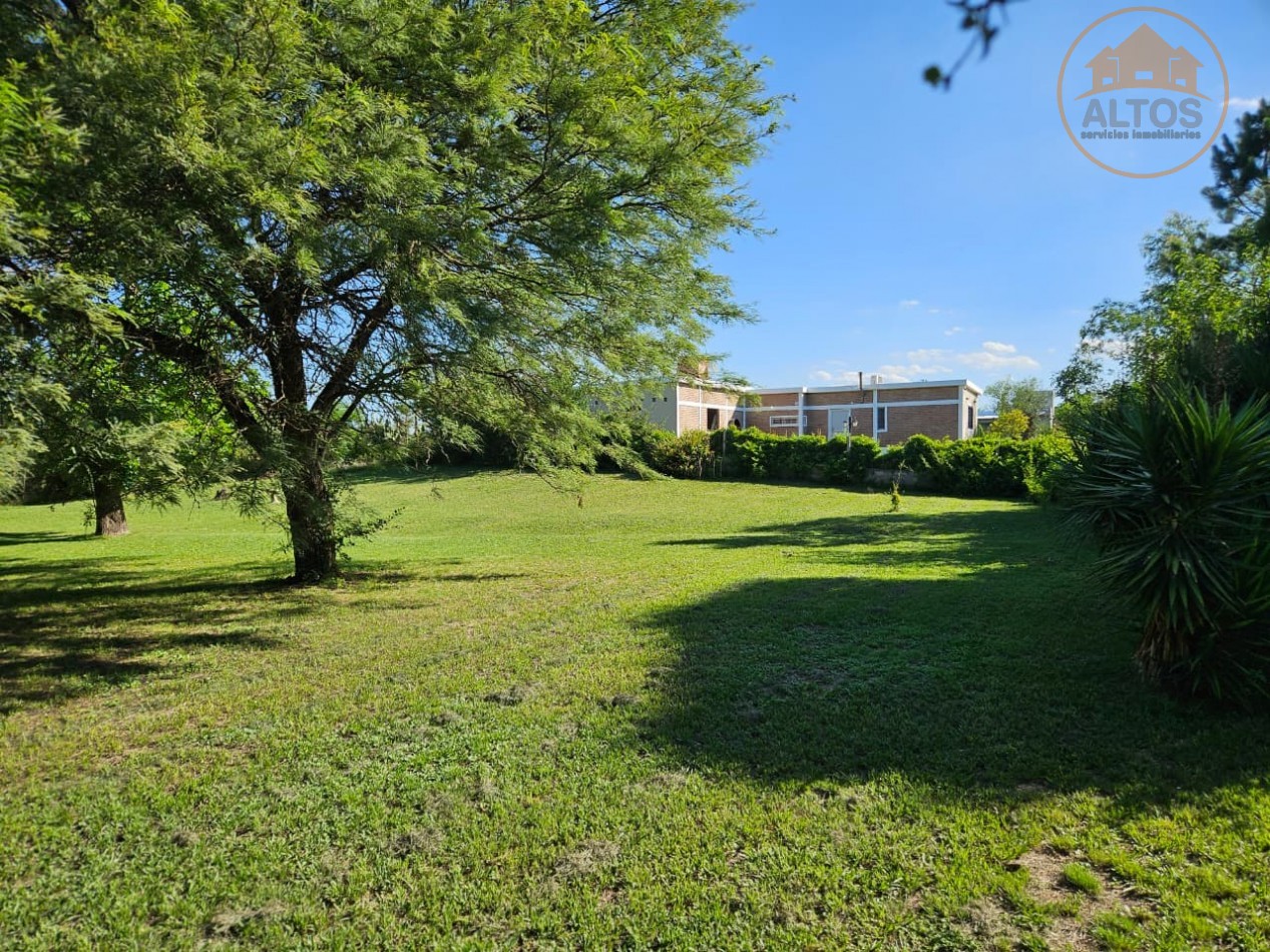 BARRIO LOS TALAS-SAN ISIDRO EN VILLA ANISACATE-CASA EN PLANTA BAJA ESQUINA, QUINCHO. TERRENO DE 1.800m2 -CORDOBA-ESCRITURA