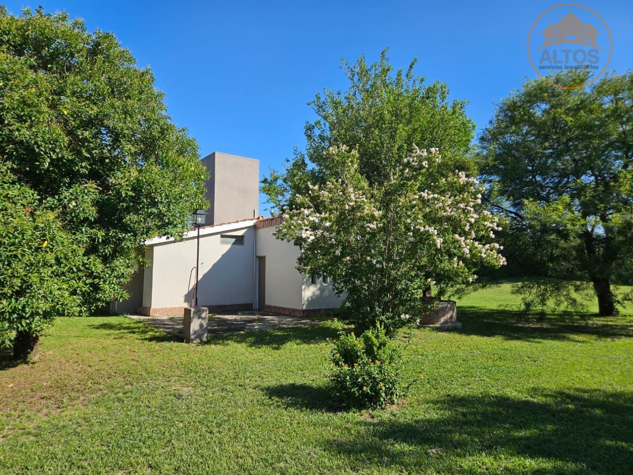BARRIO LOS TALAS-SAN ISIDRO EN VILLA ANISACATE-CASA EN PLANTA BAJA ESQUINA, QUINCHO. TERRENO DE 1.800m2 -CORDOBA-ESCRITURA
