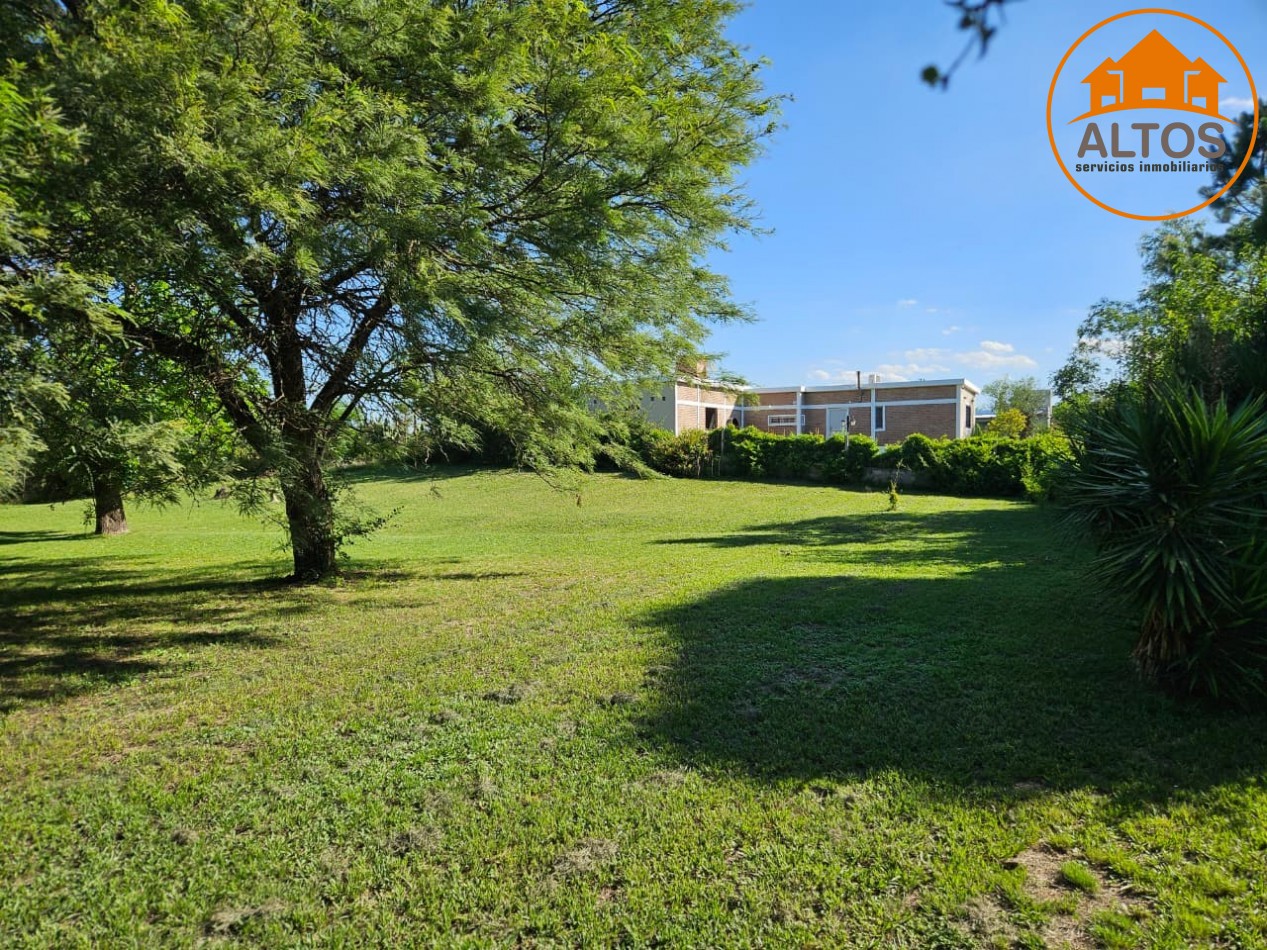 BARRIO LOS TALAS-SAN ISIDRO EN VILLA ANISACATE-CASA EN PLANTA BAJA ESQUINA, QUINCHO. TERRENO DE 1.800m2 -CORDOBA-ESCRITURA
