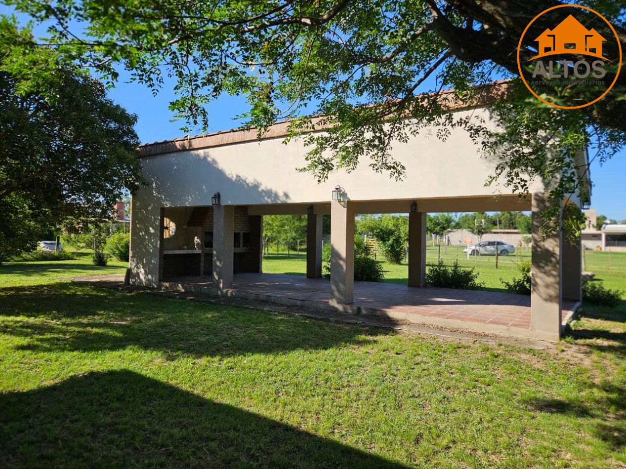 BARRIO LOS TALAS-SAN ISIDRO EN VILLA ANISACATE-CASA EN PLANTA BAJA ESQUINA, QUINCHO. TERRENO DE 1.800m2 -CORDOBA-ESCRITURA