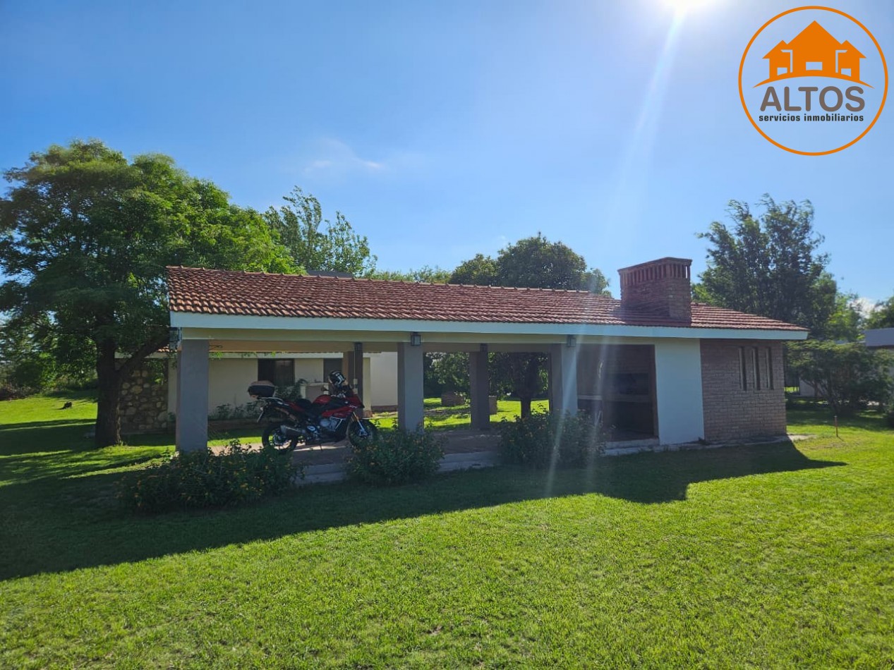 BARRIO LOS TALAS-SAN ISIDRO EN VILLA ANISACATE-CASA EN PLANTA BAJA ESQUINA, QUINCHO. TERRENO DE 1.800m2 -CORDOBA-ESCRITURA
