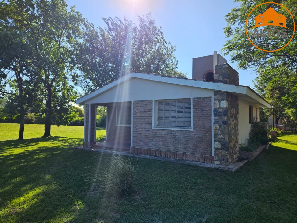 BARRIO LOS TALAS-SAN ISIDRO EN VILLA ANISACATE-CASA EN PLANTA BAJA ESQUINA, QUINCHO. TERRENO DE 1.800m2 -CORDOBA-ESCRITURA