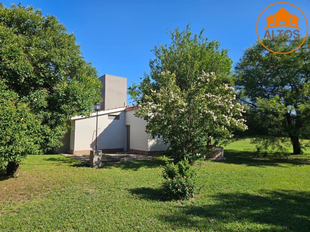 BARRIO LOS TALAS-SAN ISIDRO EN VILLA ANISACATE-CASA EN PLANTA BAJA ESQUINA, QUINCHO. TERRENO DE 1.800m2 -CORDOBA-ESCRITURA