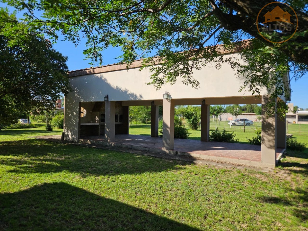 BARRIO LOS TALAS-SAN ISIDRO EN VILLA ANISACATE-CASA EN PLANTA BAJA ESQUINA, QUINCHO. TERRENO DE 1.800m2 -CORDOBA-ESCRITURA
