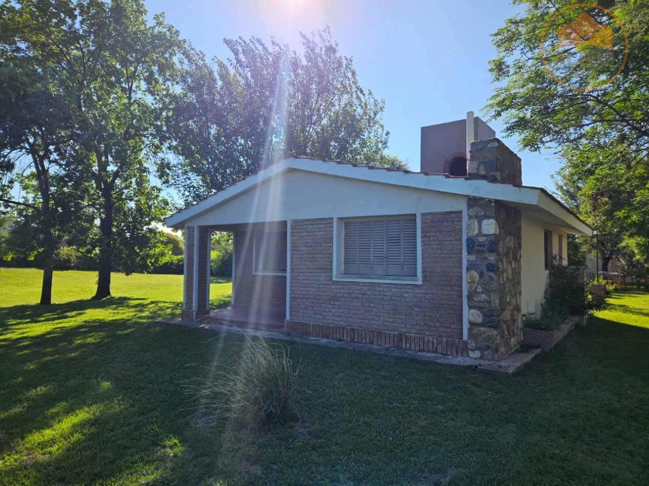 BARRIO LOS TALAS-SAN ISIDRO EN VILLA ANISACATE-CASA EN PLANTA BAJA ESQUINA, QUINCHO. TERRENO DE 1.800m2 -CORDOBA-ESCRITURA