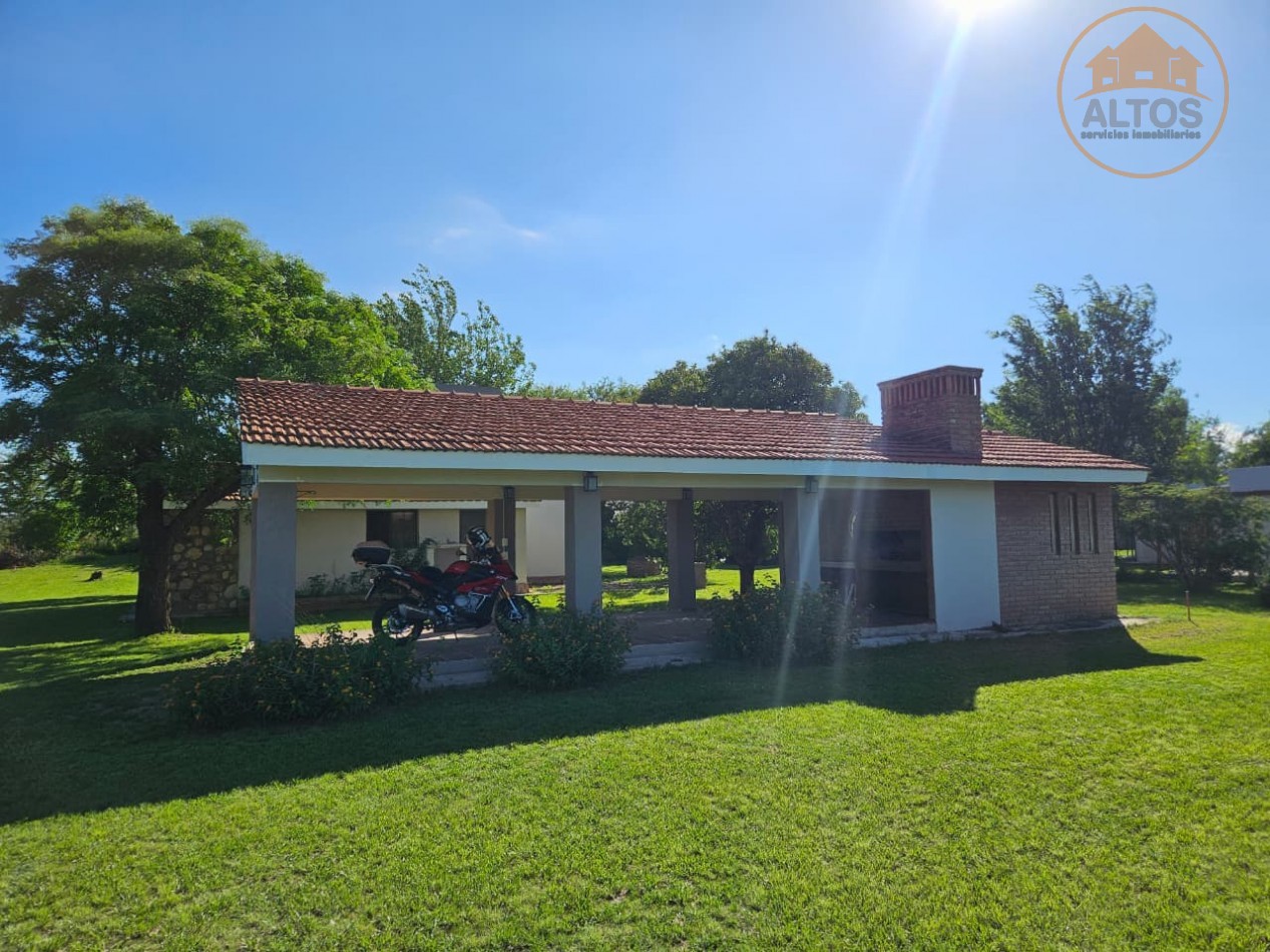 BARRIO LOS TALAS-SAN ISIDRO EN VILLA ANISACATE-CASA EN PLANTA BAJA ESQUINA, QUINCHO. TERRENO DE 1.800m2 -CORDOBA-ESCRITURA