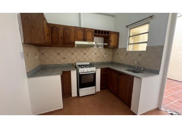 PH EN PLANTA BAJA. 3 DORM. COCHERA. 2 PATIOS INTERNOS. DESOCUPADA. ESCRITURA. BARRIO ALTA CORDOBA