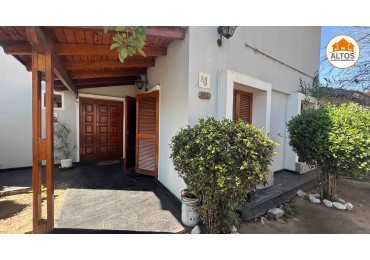 IMPORTANTE CASA + TERRENO ESQ. 563m2 TOTALES - 4 DORM - 4 BAÑOS - COCHERA DOBLE - PILETA - QUINCHO CUBIERTO. B° SAN SALVADOR
