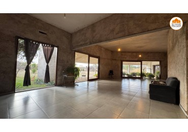 CASA QUINTA APTO USO COMERCIAL - TERRENO ESQ 5.000M2 - SUP CUBIERTA 615M2 - ESCRITURA - AV. VALPARAISO AL 7.000 