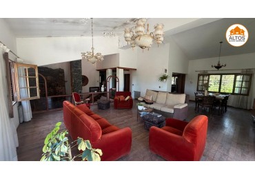 IMPONENTE INMUEBLE EN MENDIOLAZA - UBICACION ESTRATEGICA SOBRE JOSE DE CALAZANS AL 700 - APTO USO COMERCIAL Y PROFESIONAL - TERRENO 4.190M2 