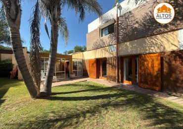 CASA 3 DORM. - 3BÑOS - COCHERA DOBLE - VILLA ALLENDE 