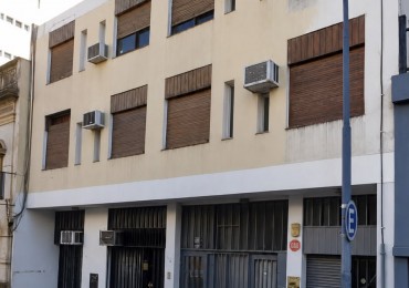 OPORTUNIDAD- OFICINA, FRENTE. ARTIGAS 130. ZONA TRIBUNALES. ESCRITURA. 