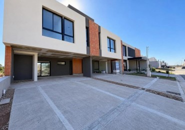 DUPLEX A ESTRENAR EN VENTA DE 140 M² - 2 DORMITORIOS + ESTUDIO - SUITE CON VESTIDOR - COCHERA DOBLE